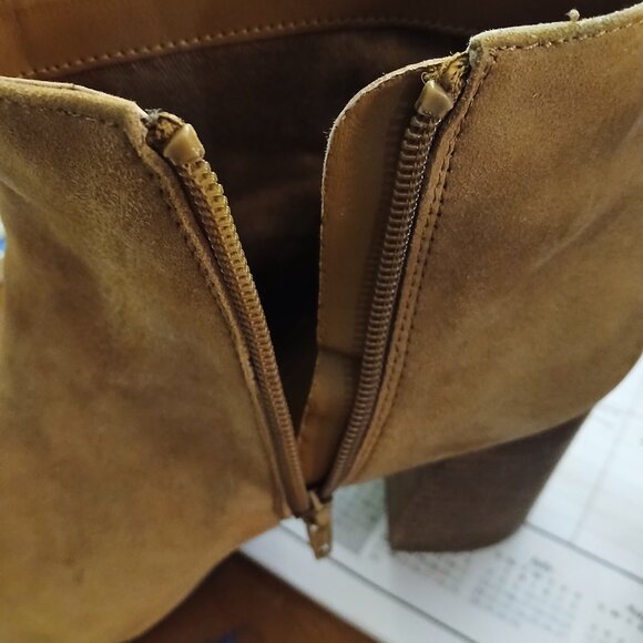 Steve Madden Suede Brown Boots with block heels with side zippers. - Picture 6 of 8